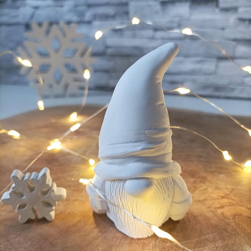 Wichtel Figur in Weiß - Weihnachtsdeko aus Raysin