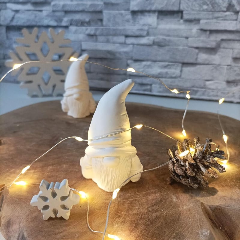 Wichtel Figur in Weiß - Weihnachtsdeko aus Raysin