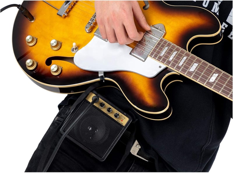 Rocktile GA-5 Jimi Mini-Gitarrenverstärker mit Gürtelclip, 5 Watt, schwarz
