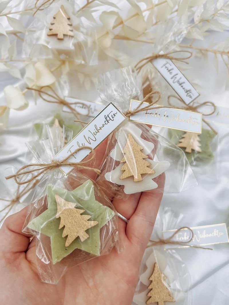 Handgemachte Weihnachtsseife mit Baummotiv – festliches Gastgeschenk