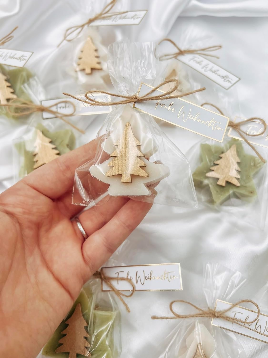 Handgemachte Weihnachtsseife mit Baummotiv – festliches Gastgeschenk