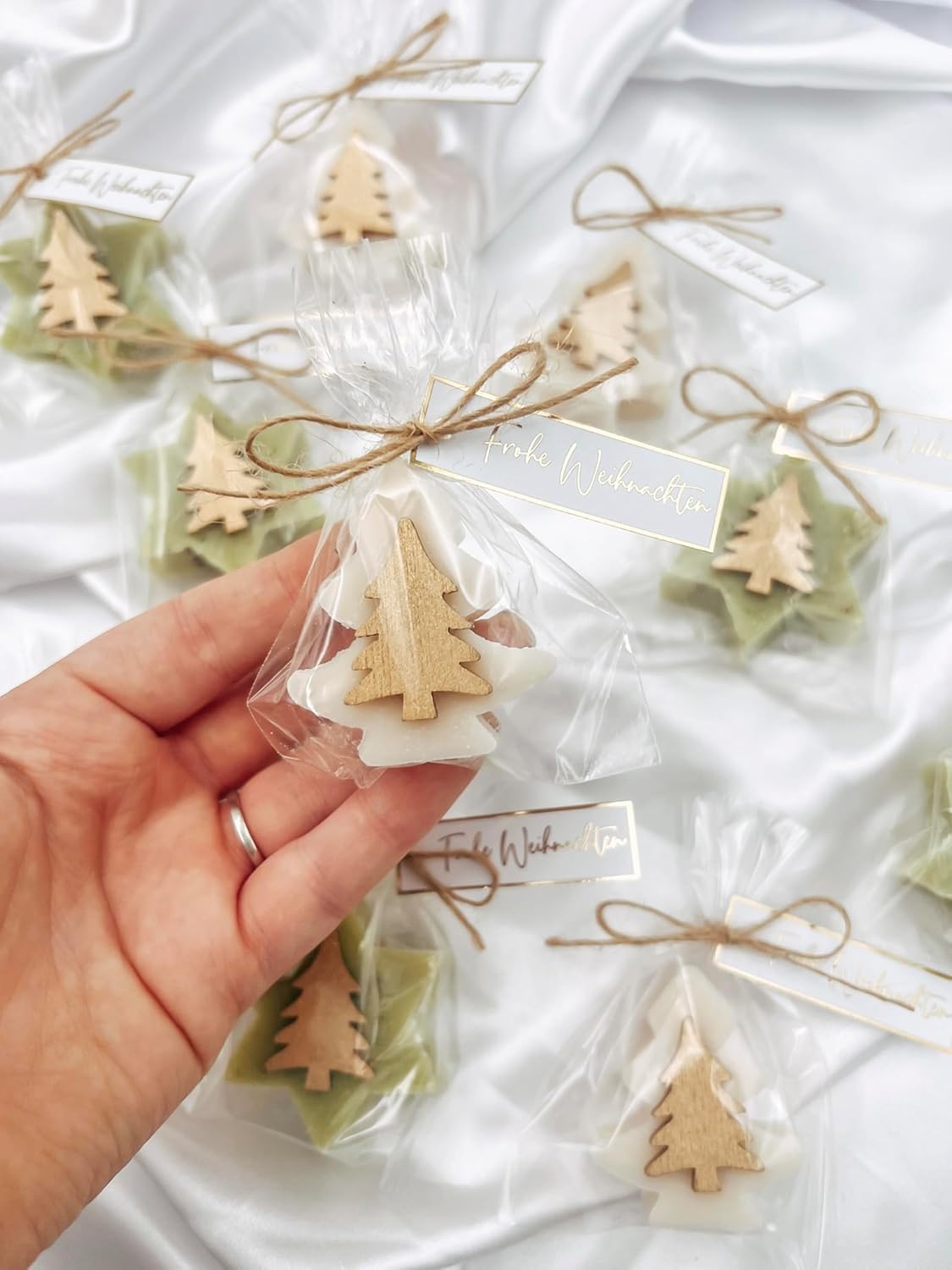 Handgemachte Weihnachtsseife mit Baummotiv – festliches Gastgeschenk