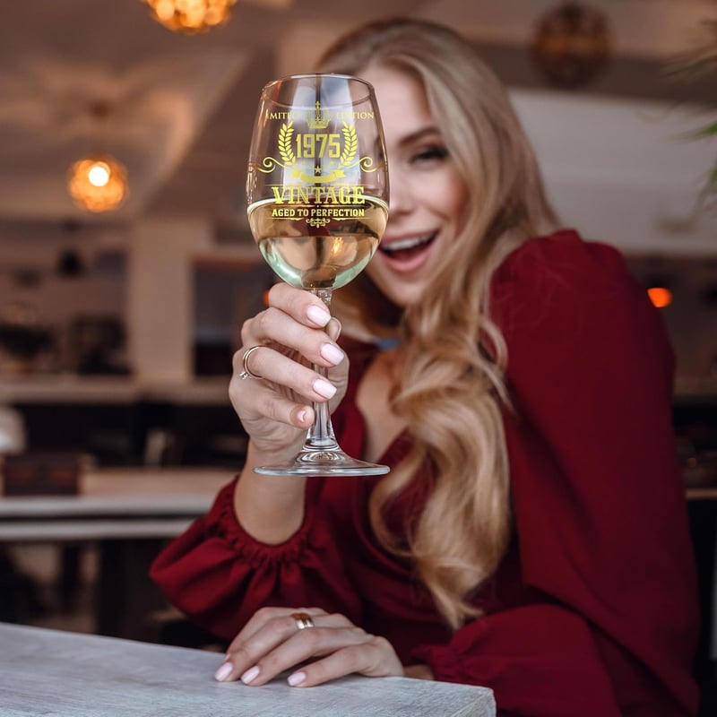 Personalisierte Weinglasgravur für Frauen zum 50. Geburtstag