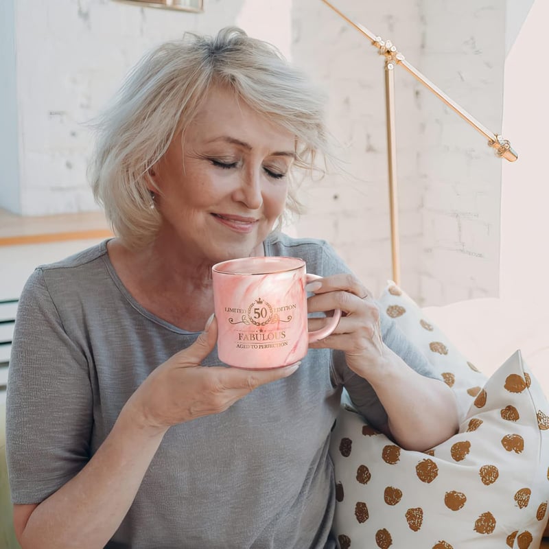 Geschenk zum 50. Geburtstag: Rosa Kaffeetasse für Frauen 12oz