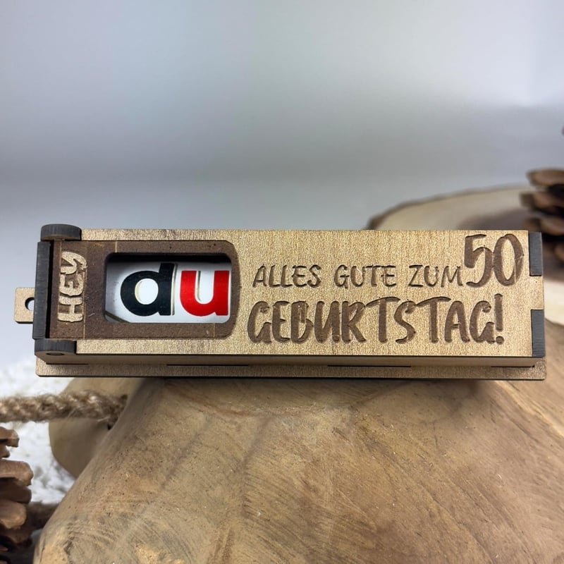 Geschenkbox zum 50. Geburtstag mit gravierter Holzbox und Schokolade
