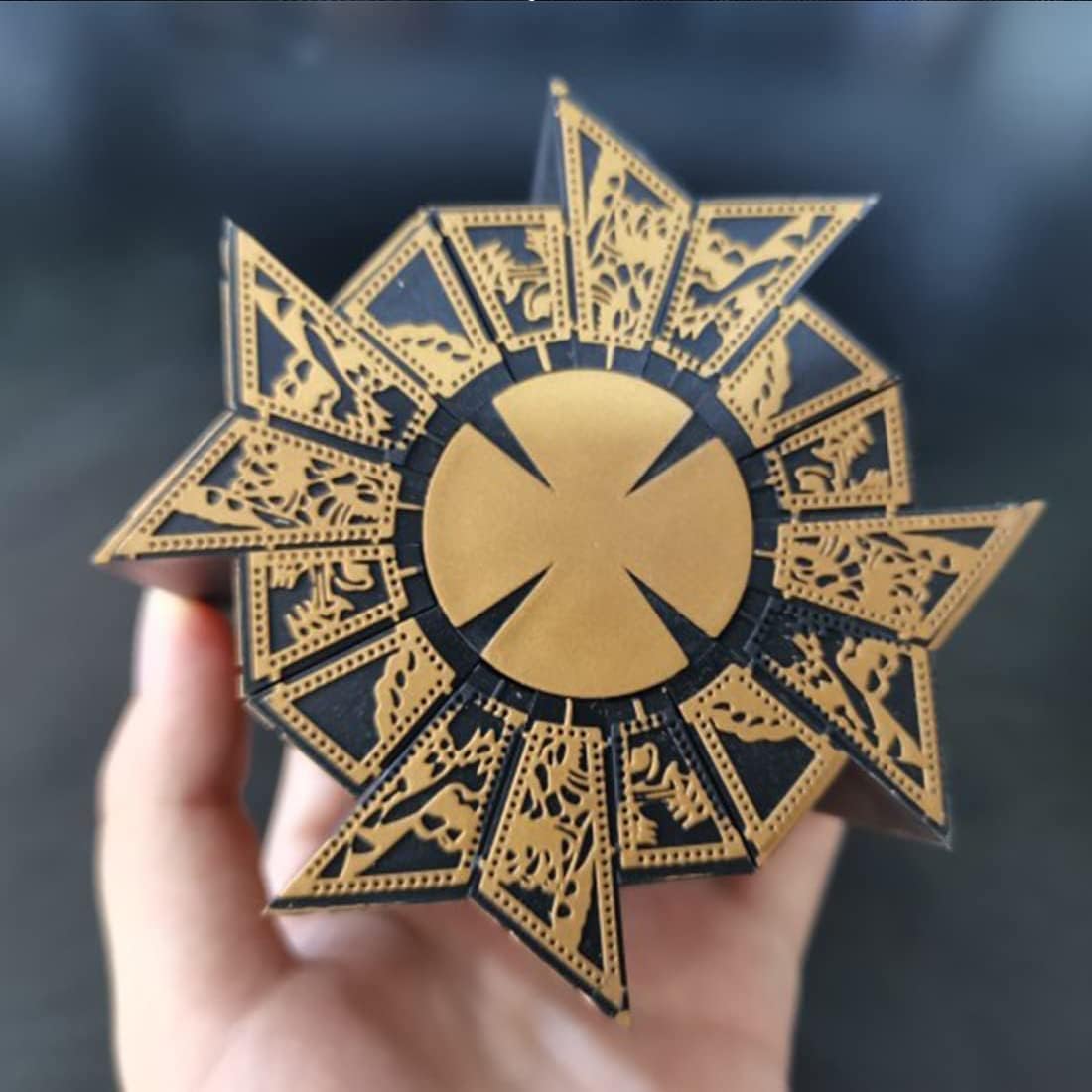 Hellraiser Puzzle Box – Drehbare Deko für Filmfans