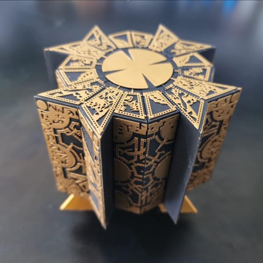 Hellraiser Puzzle Box – Drehbare Deko für Filmfans