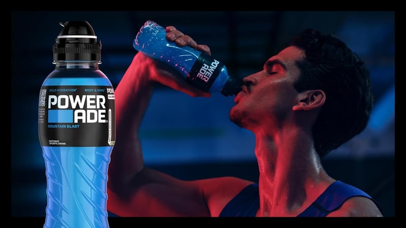 Powerade Mountain Blast, kalorienarmes Sportgetränk mit Elektrolyten (12 x 500 ml)