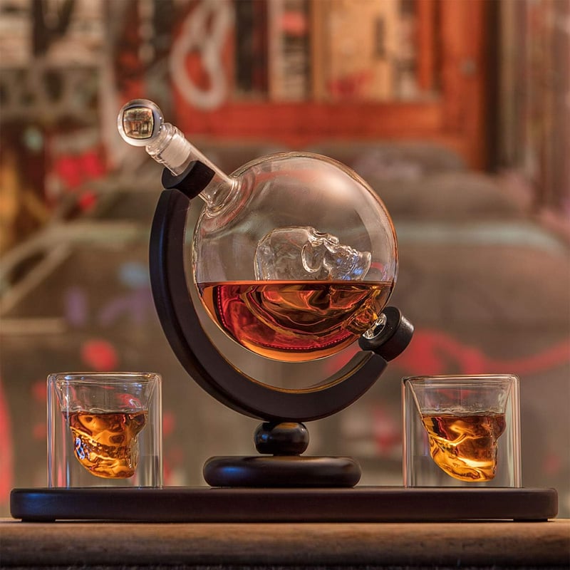 Whiskyset mit Totenkopfkaraffe und 2 Gläsern – Geschenk für Männer