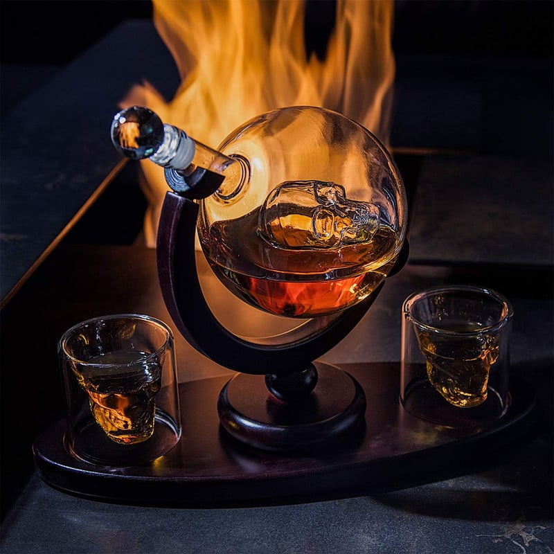 Whiskyset mit Totenkopfkaraffe und 2 Gläsern – Geschenk für Männer