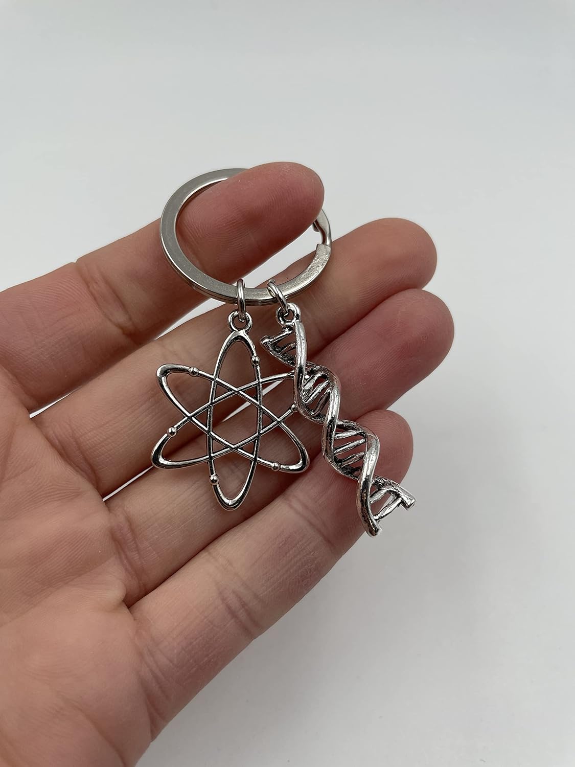 DNA Symbol Schlüsselanhänger aus Metall - Geschenk für alle Freunde und Familie