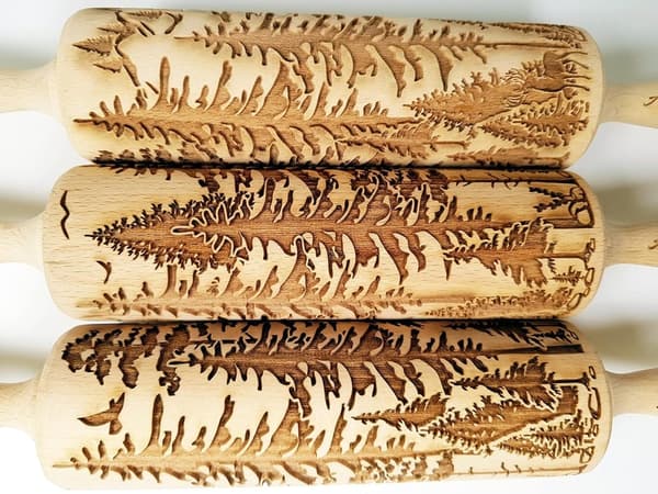 Graviertes Nudelholz mit Muster für die heimische Bäckerei.