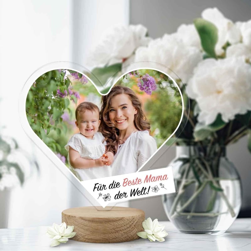 Personalisiertes Acrylherz mit Foto und Holzsockel für Mama