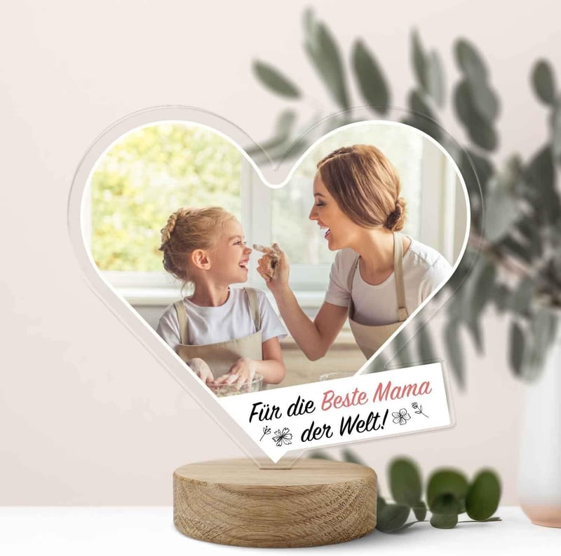 Personalisiertes Acrylherz mit Foto und Holzsockel für Mama