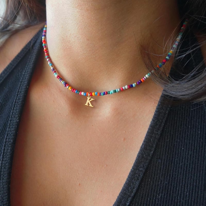 Handgefertigte Boho Perlenkette mit Buchstaben – Personalisierbares Geschenk für Frauen