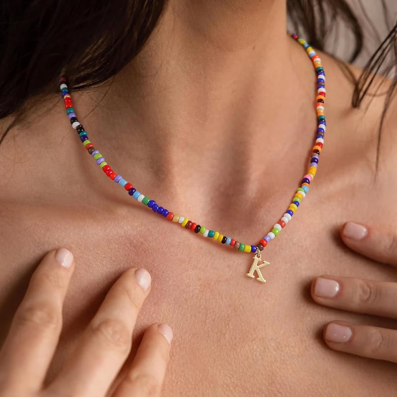 Handgefertigte Boho Perlenkette mit Buchstaben – Personalisierbares Geschenk für Frauen