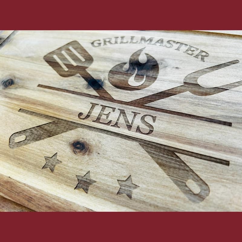 Personalisierte Akazienholz-Schneidebrett mit Gravur für Grillmeister