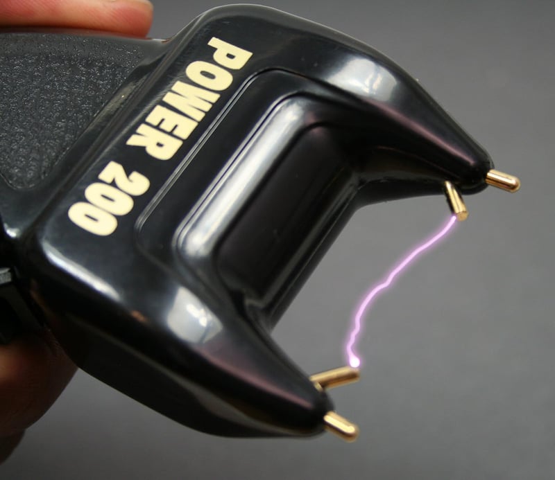 PTB Elektroschocker 200.000 Volt mit Batterie und Pfefferspray