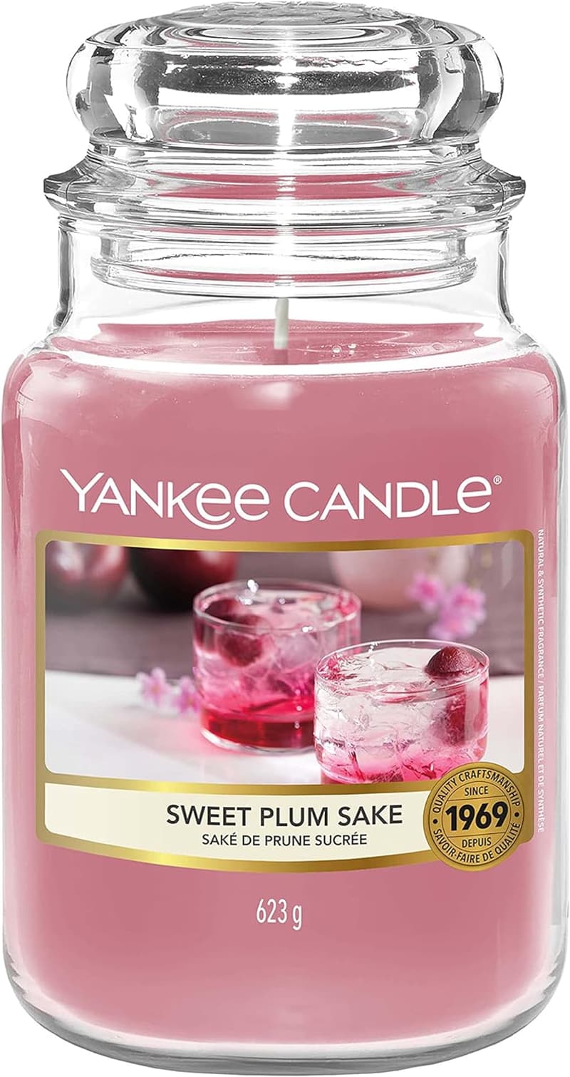 Yankee Candle Duftkerze Sweet Plum Sake | Große Glaskerze | Brenndauer: 150 Stunden