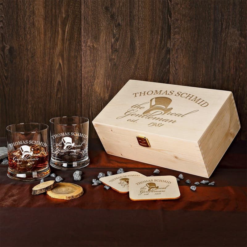 Personalisierbares Whisky Geschenkset für Männer mit 2 Gläsern und Untersetzern in Holzbox
