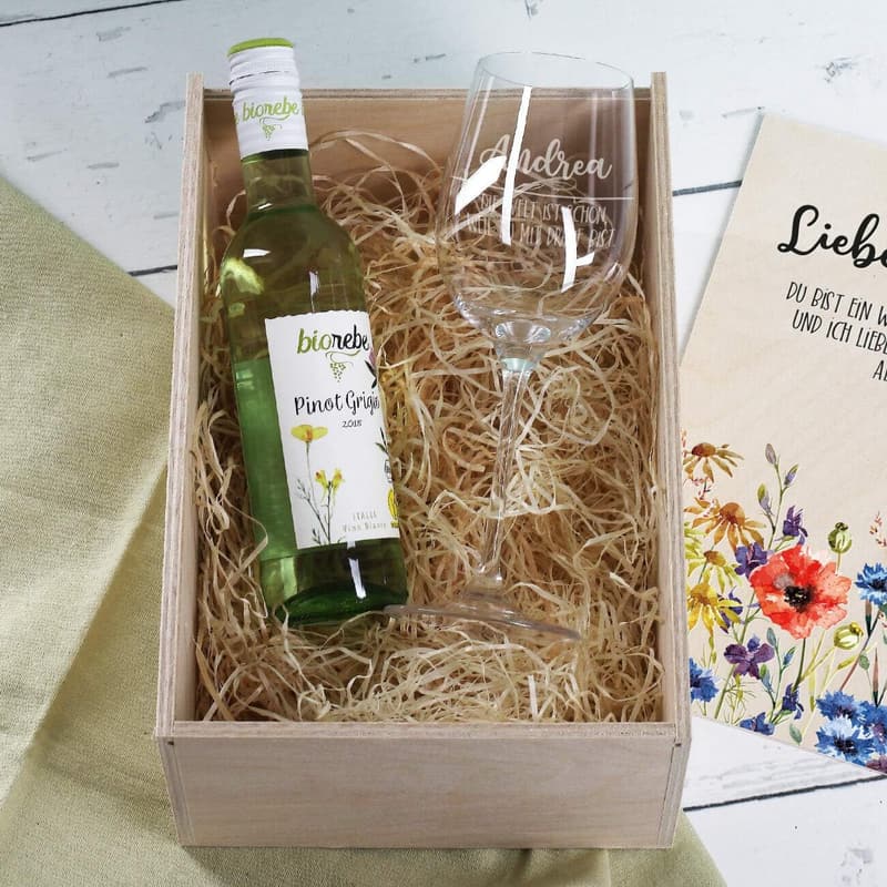 Muttertagswein mit graviertem Glas in Weinkiste, Geschenk für Mama