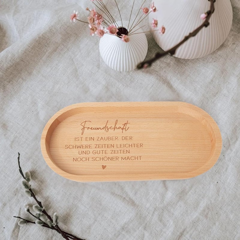 Persönliches Freundschaftsgeschenk: Graviertes Holztablett