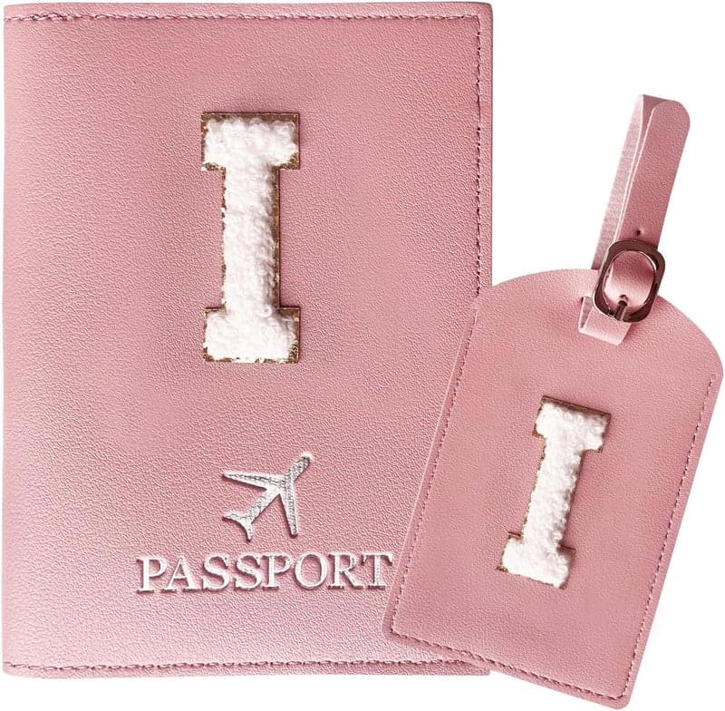 Reise-Geschenkset: Rosa Reisepasshülle mit Kofferanhänger, Buchstabe I