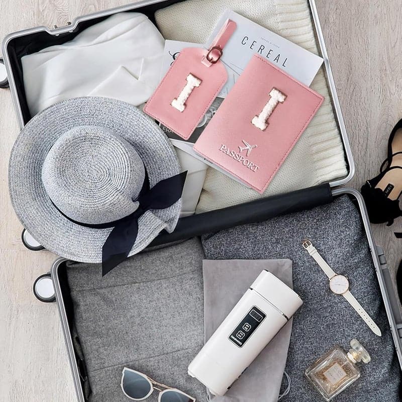 Reise-Geschenkset: Rosa Reisepasshülle mit Kofferanhänger, Buchstabe I