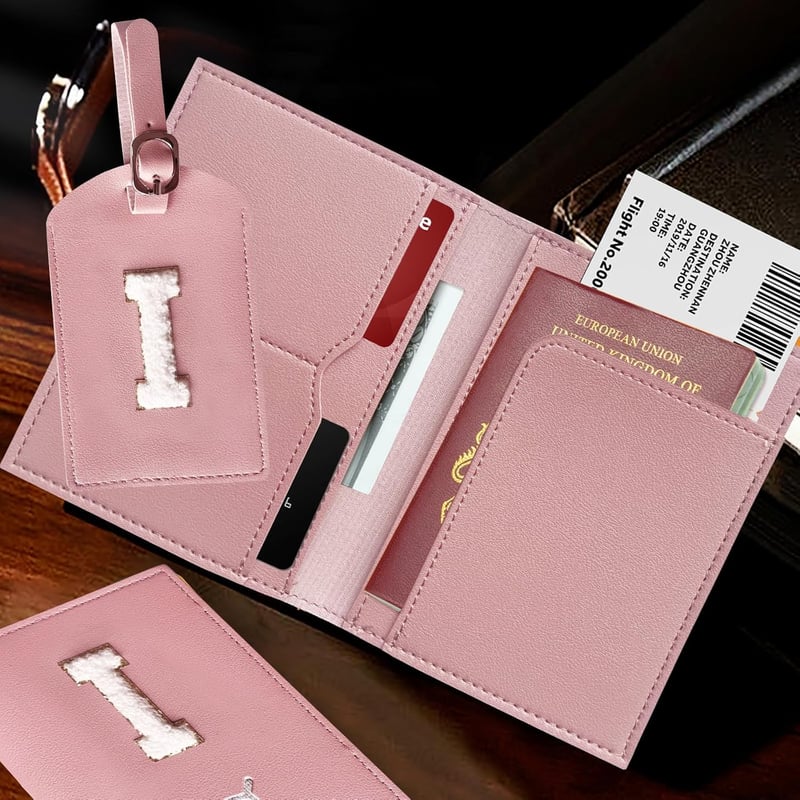 Reise-Geschenkset: Rosa Reisepasshülle mit Kofferanhänger, Buchstabe I