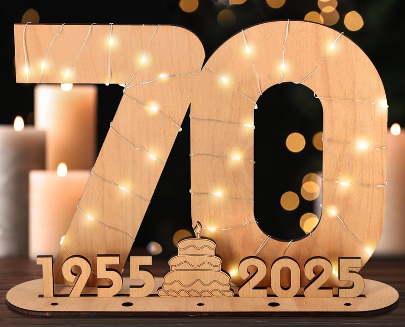 Originelles 70. Geburtstagsgeschenk für Frauen und Männer – personalisierbares Holzschild mit LED-Lichterkette und Gästebuch