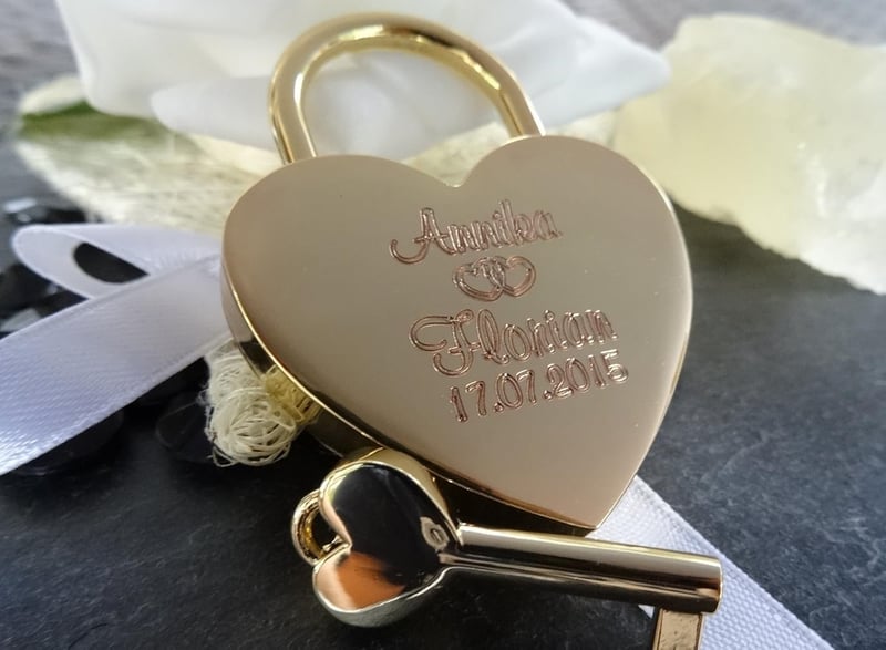 Personalisierbares Liebesschloss mit Gravur - Geschenk für Paare (Lila)