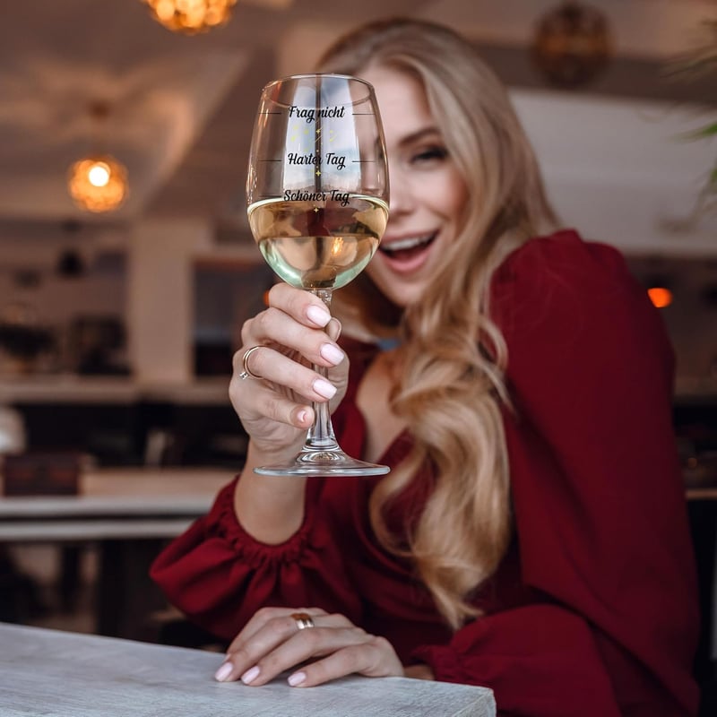 Lustiges Weinglas mit Spruch für Frauen – personalisierbares Geschenk