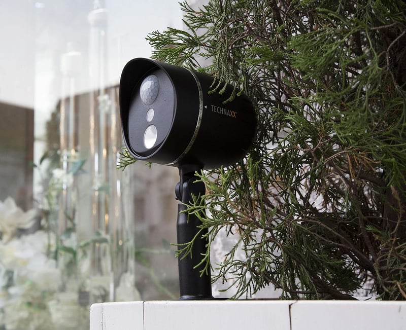 Technaxx TX-106 Überwachungskamera mit LED-Außenlampe, batteriebetrieben, HD, IP65