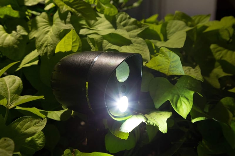 Technaxx TX-106 Überwachungskamera mit LED-Außenlampe, batteriebetrieben, HD, IP65