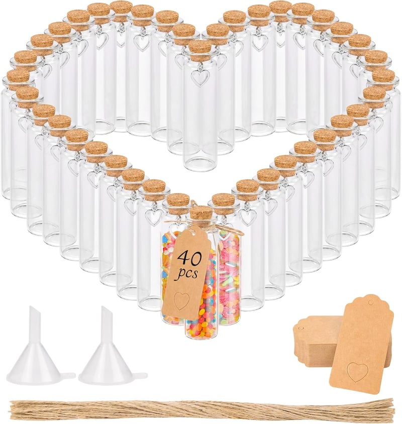 Hochzeits-Gastgeschenke: 40 Mini-Glasfläschchen mit Korken und Herz-Etiketten