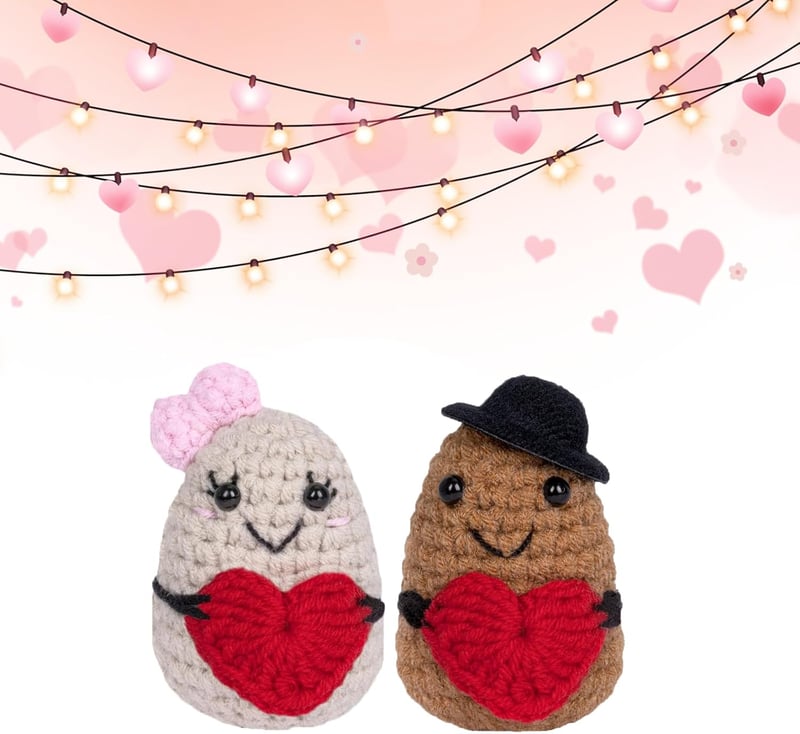 Handgestrickte Kartoffel-Brautpaar-Figur als kreatives Verlobungsgeschenk