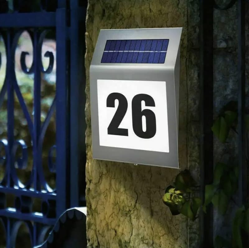 Personalisierbare Solar-Hausnummer mit Dimmensor für außen, silber