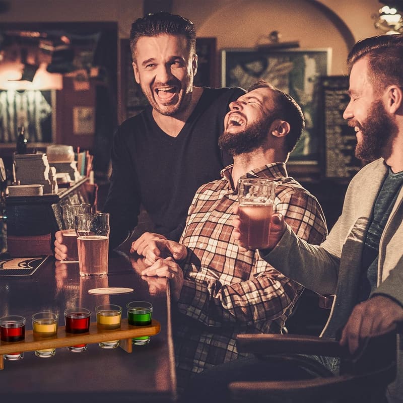 Praktisches Schnapsbrett mit 6 Gläsern – tolle Geschenkidee