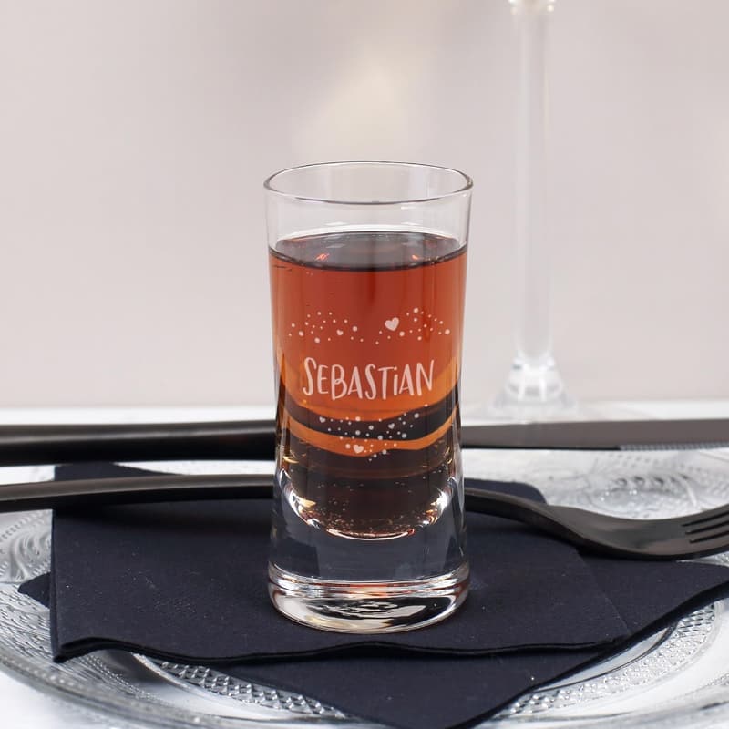 Hochzeitsgeschenk: Edles Schnapsglas mit personalisierter Gravur