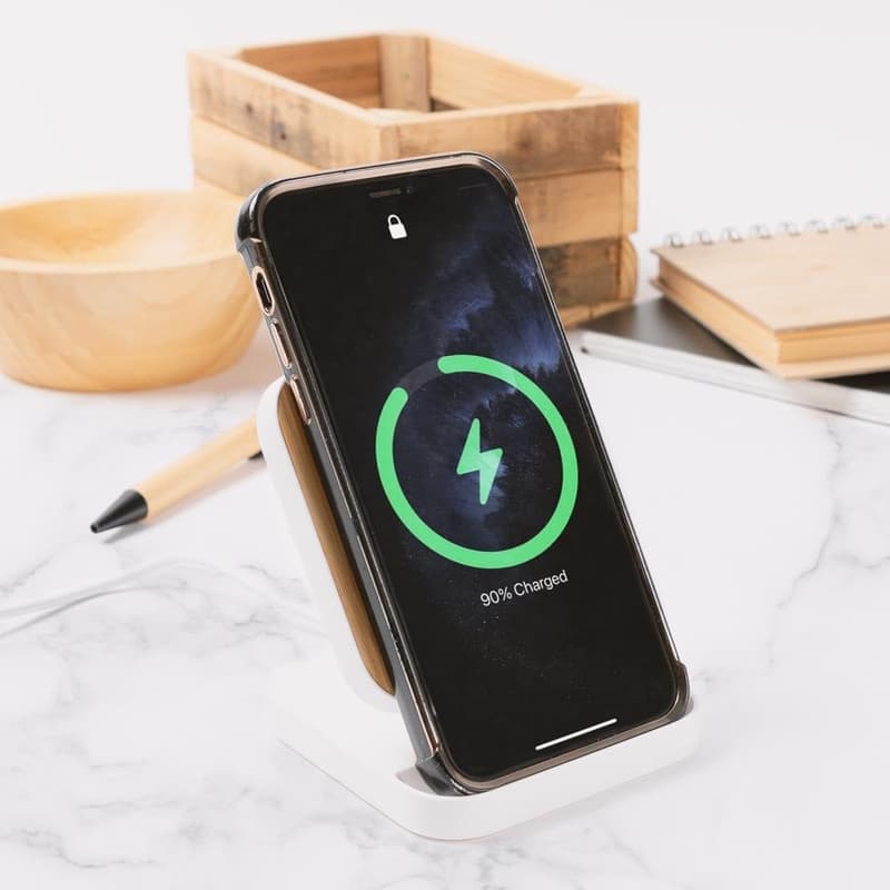 Personalisierte gravierte Smartphone-Halterung aus Bambus und Kunststoff