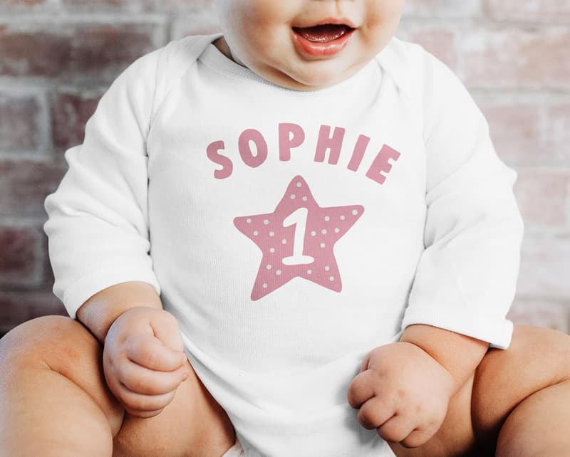 Personalisierter Baby Body aus Bio-Baumwolle mit Wunschname zur Geburt