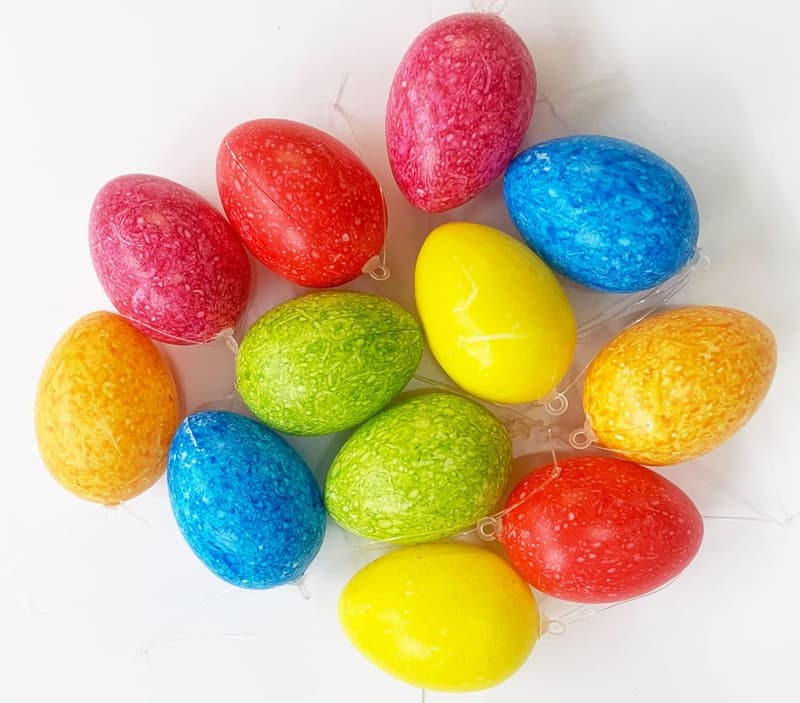 Marmorierte Plastikeier zum Hängen – 24 Stück für die Osterdeko (6 cm)