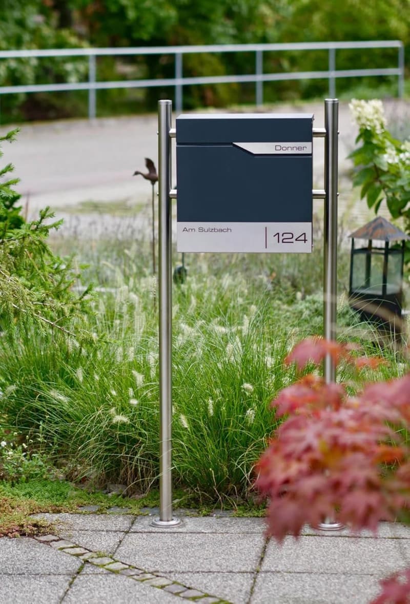 Personalisierbarer Anthrazit Standbriefkasten mit Zeitungsfach