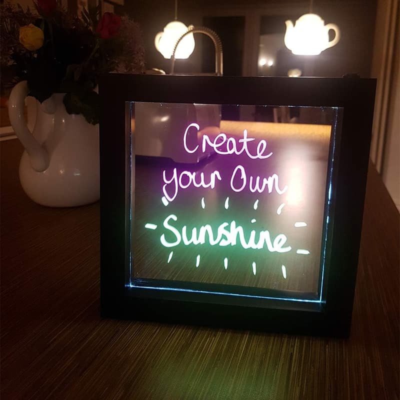 LED-Nachrichtentafel in Neonfarben mit 4 Stiften