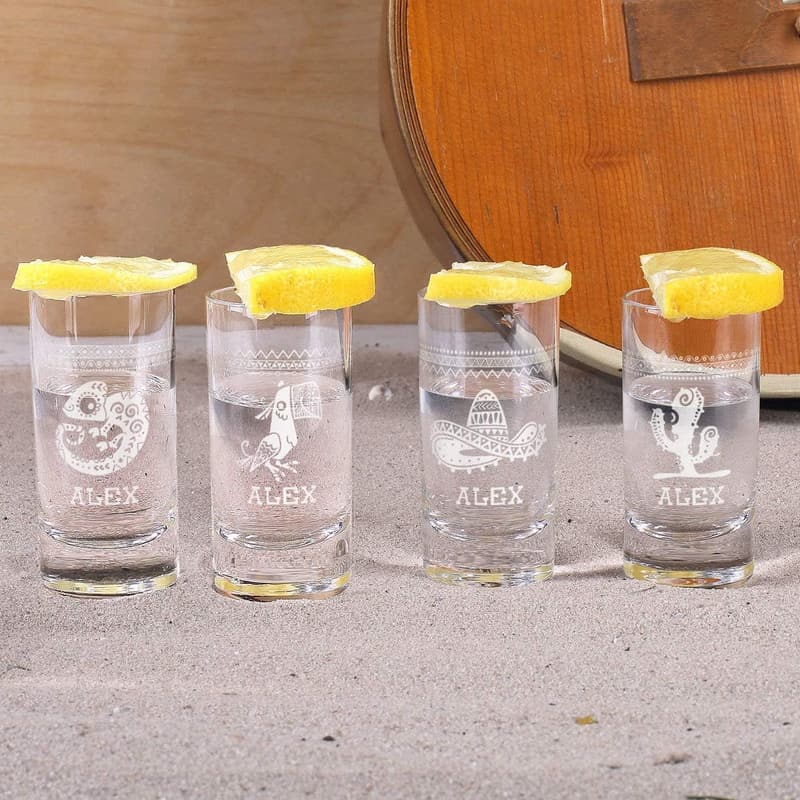 Personalisierte Geschenkbox mit 0,7 l Sierra Tequila und 4 gravierten Schnapsgläsern