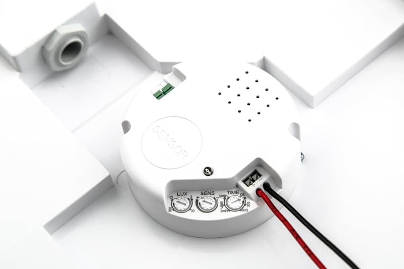 HUBER HML 80 HF LED Deckenleuchte mit Bewegungsmelder, 1600 lm, IP54
