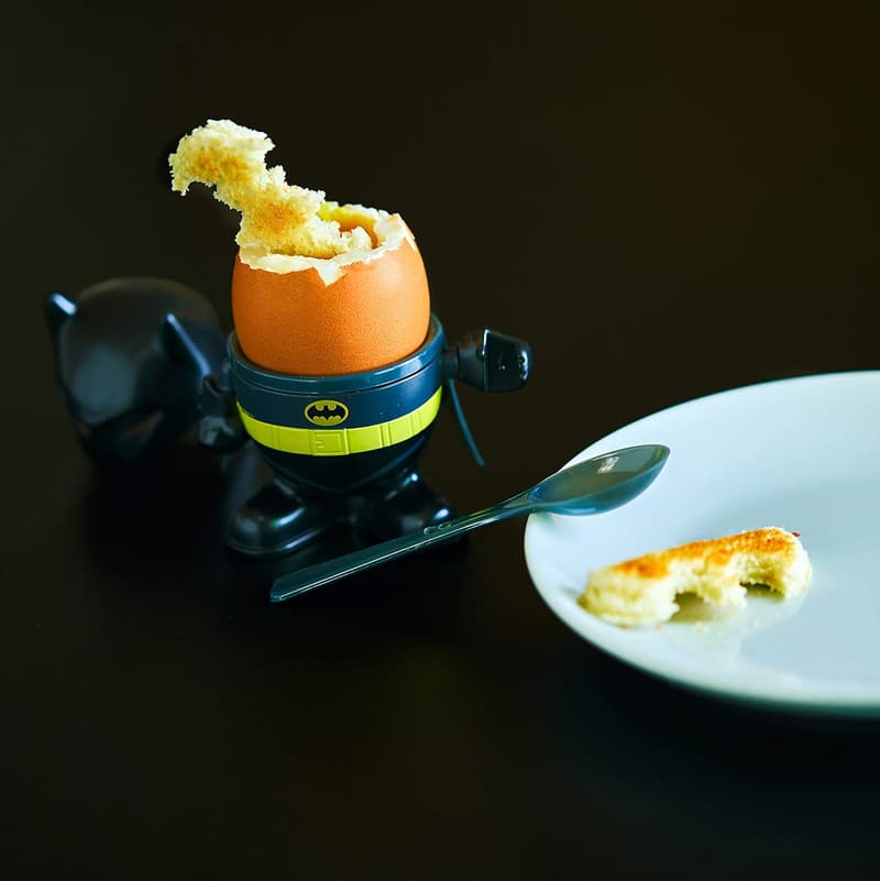 Batman Frühstücksset – Offizielles DC Comics Geschenk mit Eierbecher, Löffel und Toastschneider