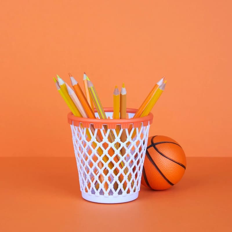 Basketball-Stiftehalter aus Kunststoff in Weiß