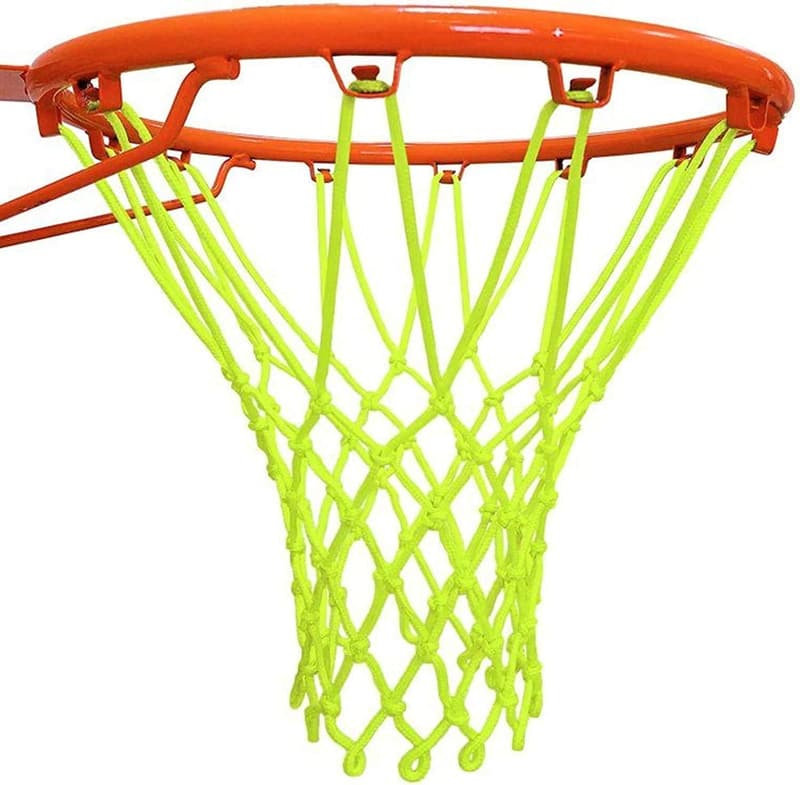 Leuchtendes Basketballnetz mit grünen Komponenten für Sportler