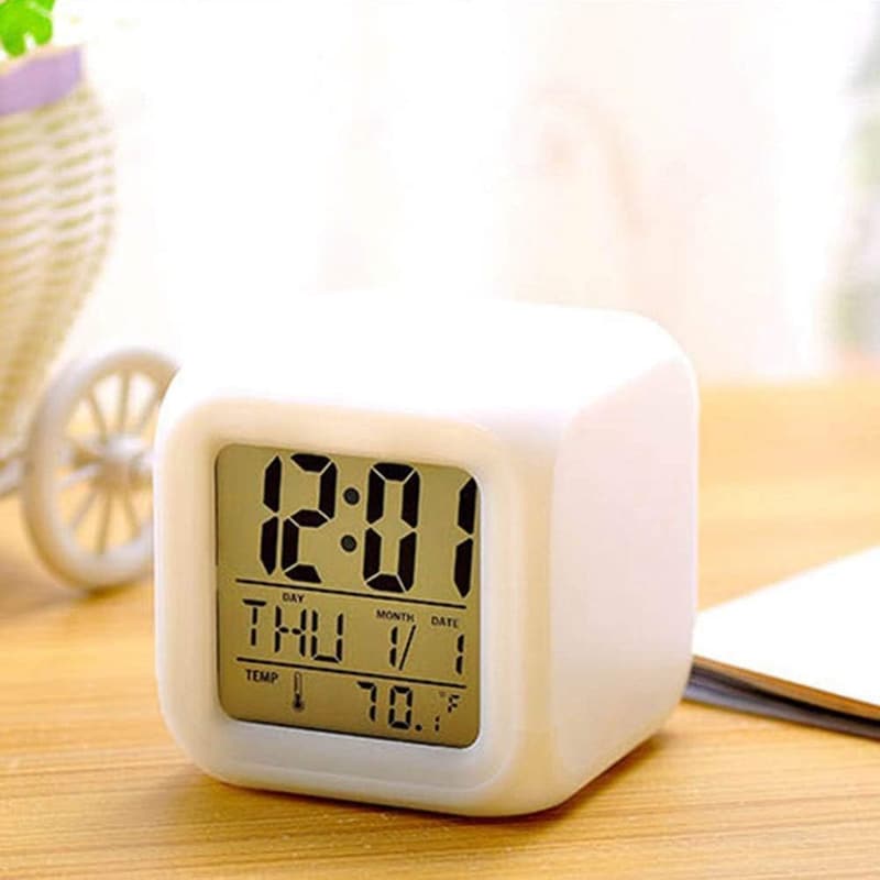 LED-Cube Wecker mit Kalender, Uhrzeit und Temperaturanzeige